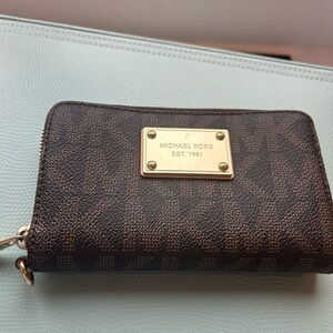 Michael Kors Womens Fashion Double Zip Around Wallet in Excellent Condition